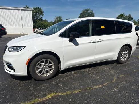 Used 2024 Chrysler Pacifica Touring-L FWD image 7