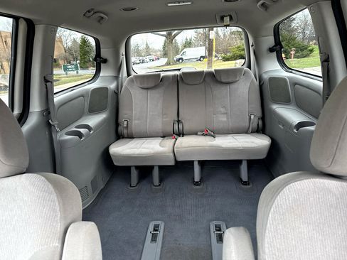 Used 2011 Kia Sedona LX image 18