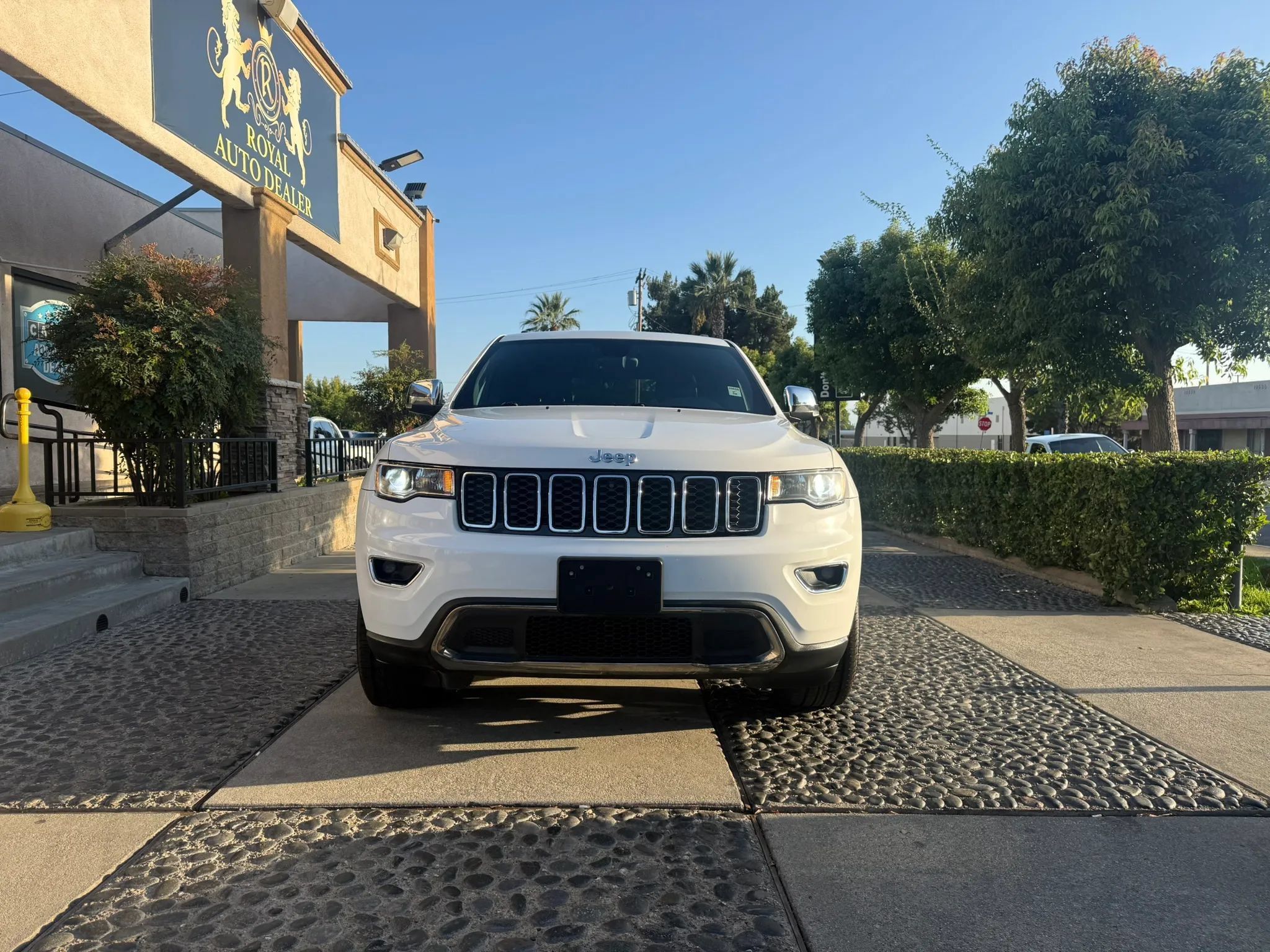 Used 2017 Jeep Grand Cherokee Limited RWD image 3