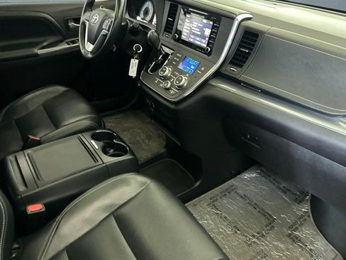 Used 2019 Toyota Sienna SE FWD image 32