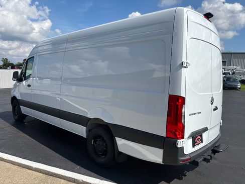 Used 2025 Mercedes-Benz Sprinter 2500 image 5