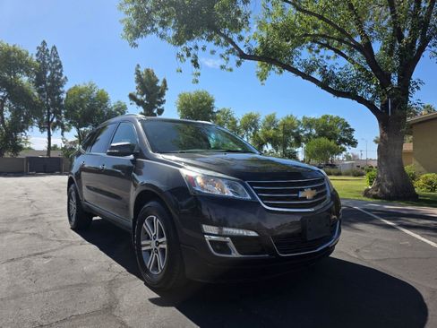 Used 2017 Chevrolet Traverse LT FWD image 1
