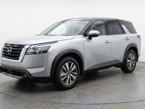 Used 2025 Nissan Pathfinder SV FWD image 3