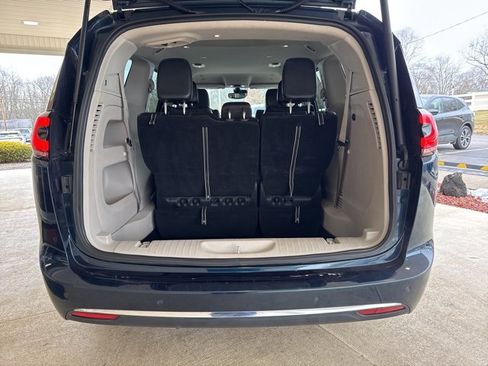 Used 2024 Chrysler Pacifica Touring-L image 35