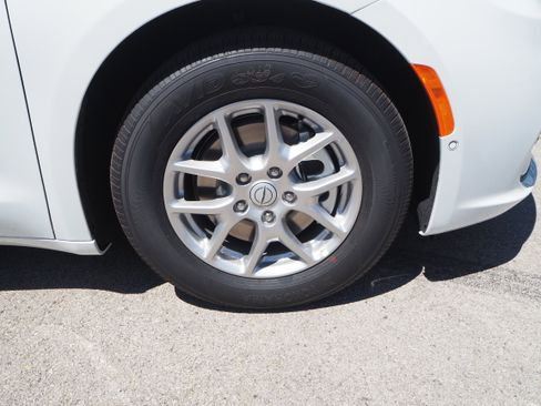 New 2025 Chrysler Pacifica Select w/ Uconnect Theater Family Group image 5