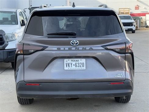 Used 2024 Toyota Sienna XLE image 5