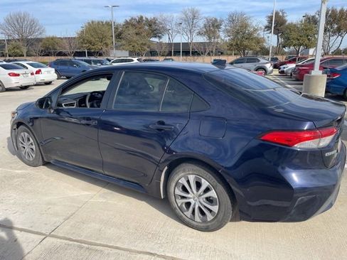 Used 2022 Toyota Corolla LE image 4