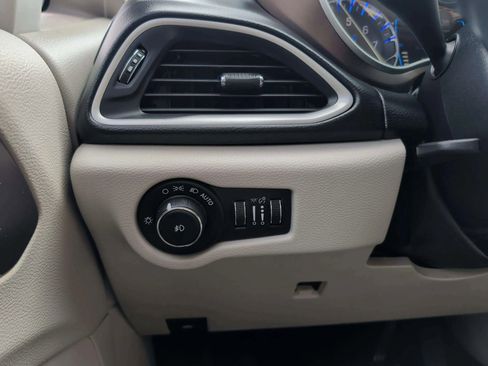 Used 2017 Chrysler Pacifica Touring-L image 24