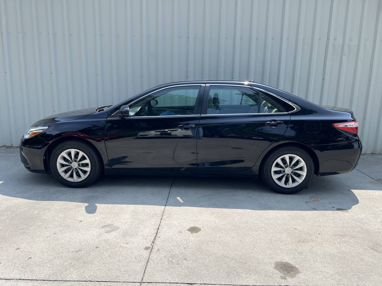Used 2017 Toyota Camry LE w/ Moonroof Package FWD image 6