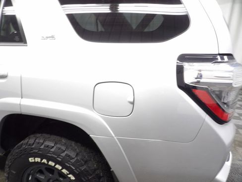 Used 2021 Toyota 4Runner SR5 AWD/4WD image 32