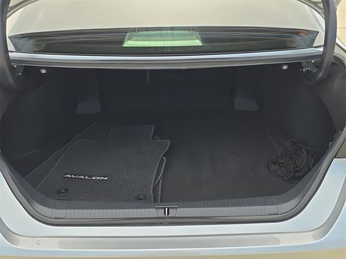 Used 2021 Toyota Avalon Limited image 12