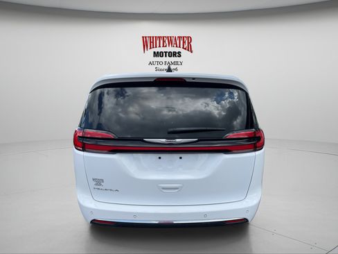 Used 2023 Chrysler Pacifica Touring-L FWD image 6