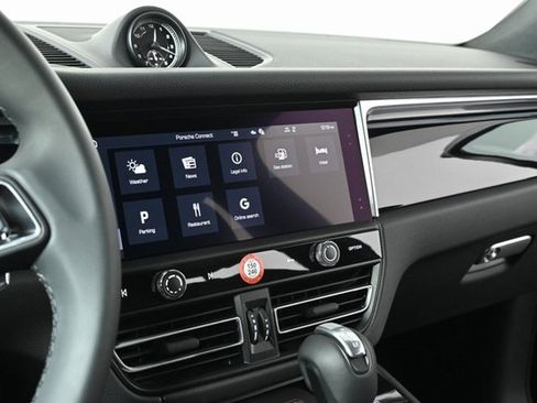 Certified 2025 Porsche Macan image 12
