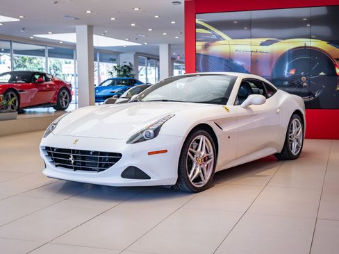 Used 2016 Ferrari California T RWD image 32
