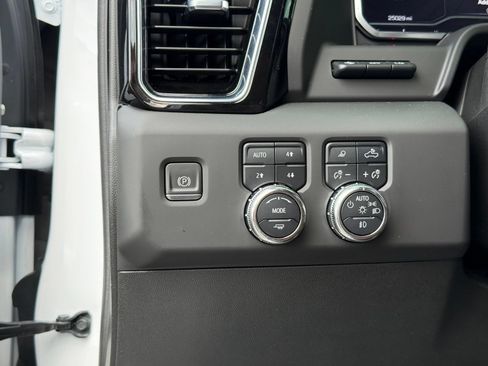 Used 2024 GMC Sierra 3500 Denali Ultimate AWD/4WD image 16