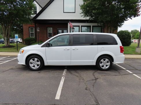 Used 2018 Dodge Grand Caravan SE FWD image 3