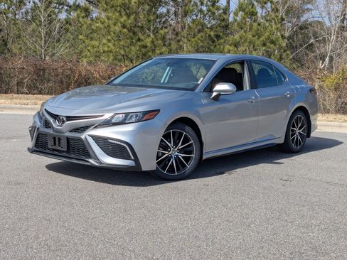 Used 2024 Toyota Camry SE w/ Convenience Package image 2