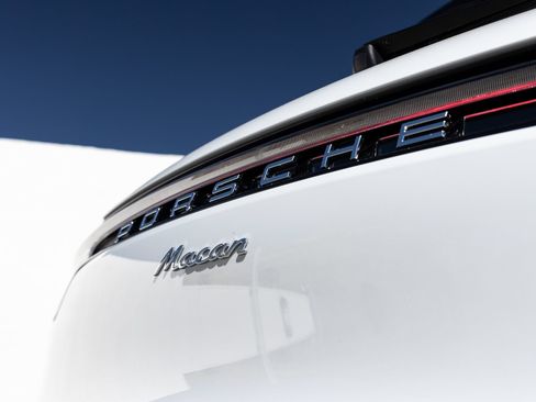 Certified 2026 Porsche Macan AWD/4WD image 12