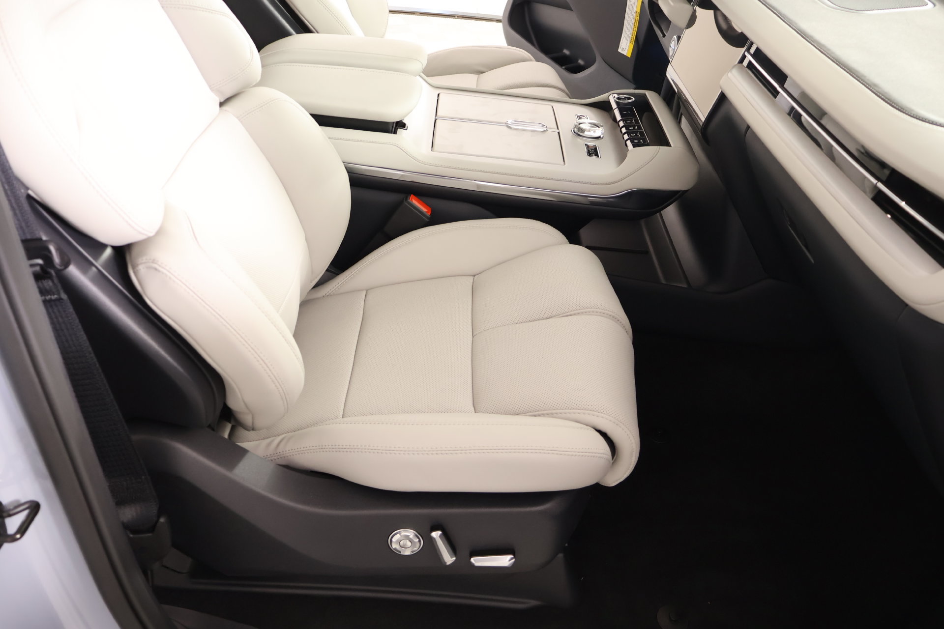 New 2026 Lincoln Navigator Premiere AWD/4WD image 14