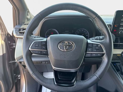 Used 2021 Toyota Sienna Limited image 21