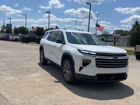 Used 2024 Chevrolet Traverse LT FWD image 3
