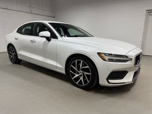 Used 2020 Volvo S60 T6 Momentum image 3