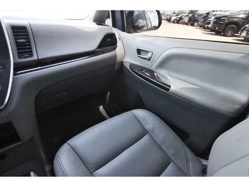 Used 2019 Toyota Sienna XLE w/ XLE Navigation Package FWD image 13
