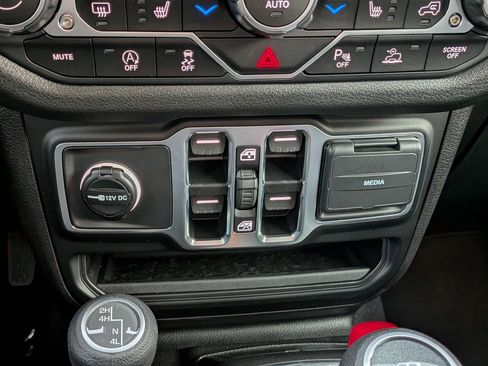 New 2025 Jeep Gladiator Sport image 20