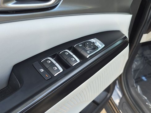 Used 2023 Kia Carnival LX FWD image 20