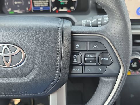 Used 2025 Toyota 4Runner Limited AWD/4WD image 18