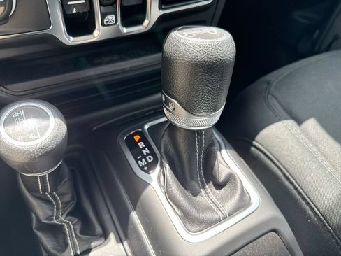 Used 2019 Jeep Wrangler Unlimited Sahara AWD/4WD image 17