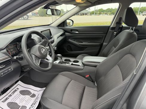 Used 2025 Nissan Altima 2.5 SV FWD image 12