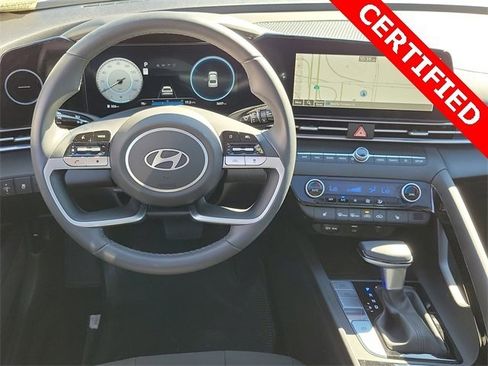 Certified 2025 Hyundai Elantra SEL image 4
