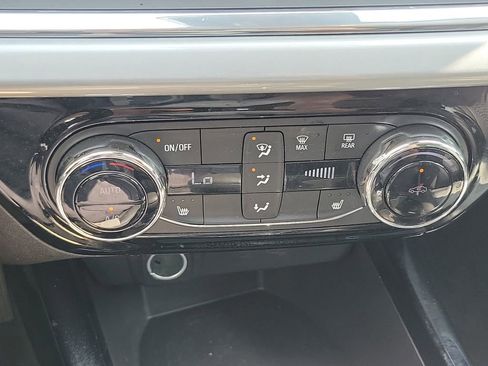 Used 2025 Chevrolet Trax LT w/ LT Convenience Package FWD image 31