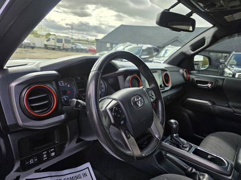 Used 2017 Toyota Tacoma TRD Off-Road w/ Premium & Technology Package AWD/4WD image 10