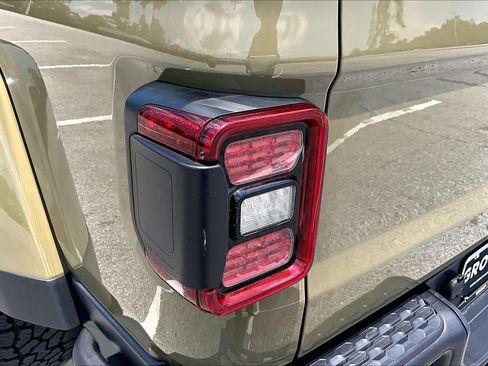Used 2025 Jeep Gladiator Mojave AWD/4WD image 29