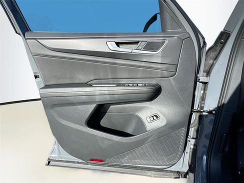 Used 2024 Volkswagen Atlas Cross Sport SEL image 16