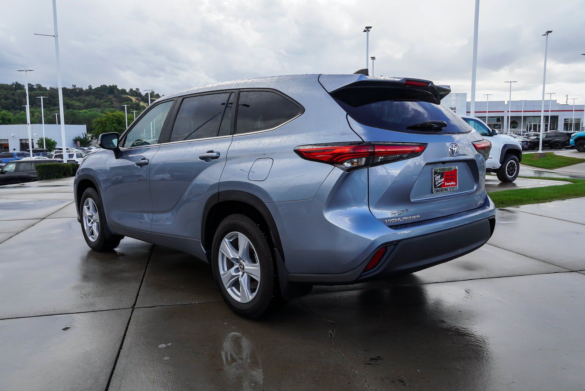 Used 2023 Toyota Highlander LE AWD/4WD image 6