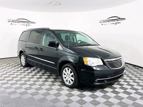 Used 2014 Chrysler Town & Country Touring image 1