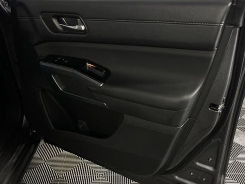 Used 2024 Nissan Pathfinder SL w/ Black Appearance Package image 34