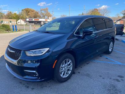 Used 2025 Chrysler Pacifica Select