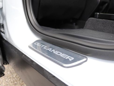 New 2026 Mitsubishi Outlander SE image 17