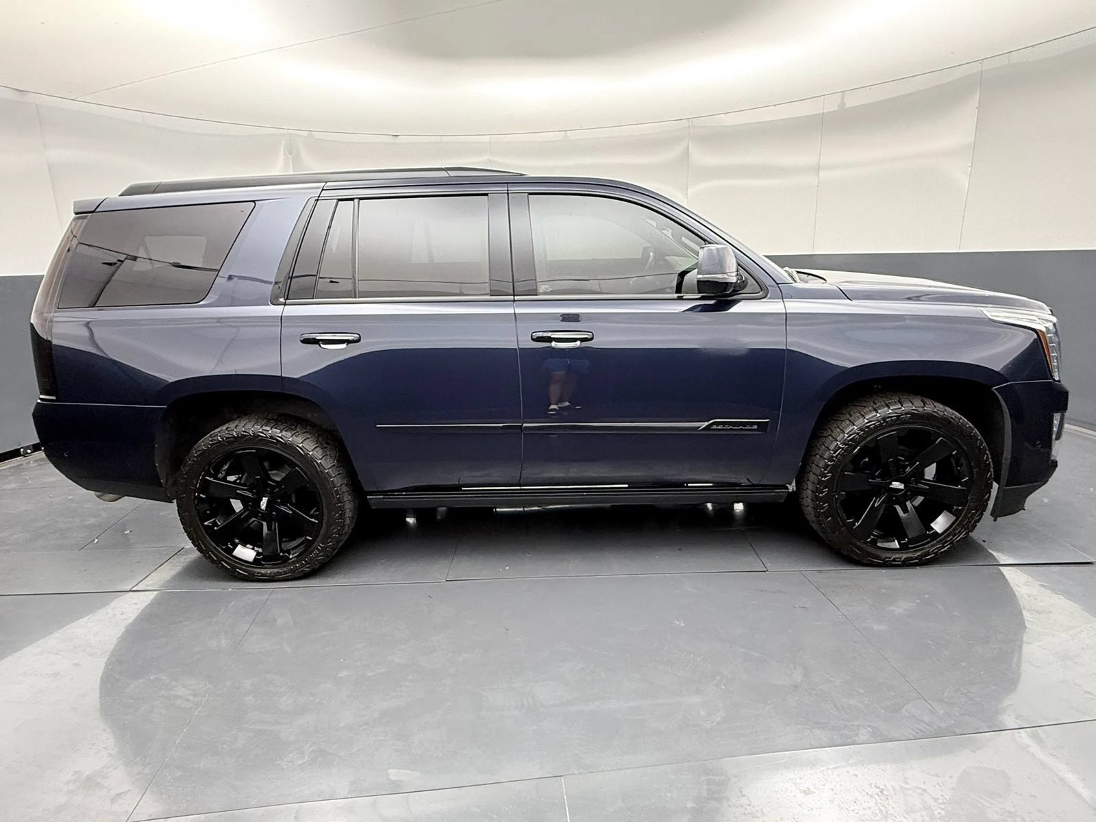Used 2018 Cadillac Escalade Premium Luxury AWD/4WD image 8