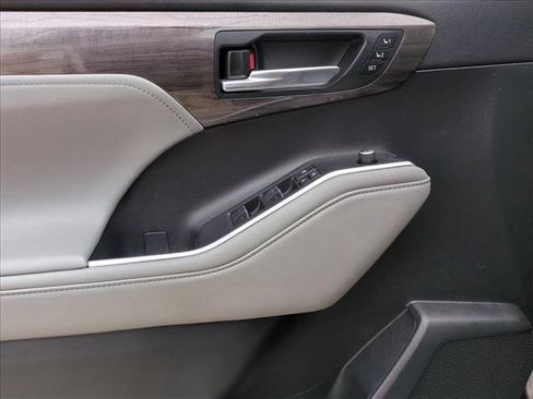 Used 2022 Toyota Highlander Limited FWD image 11