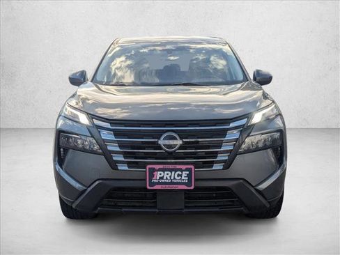 Used 2024 Nissan Rogue SV image 2
