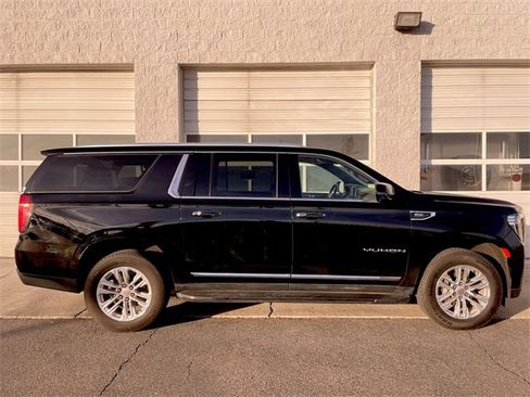 Used 2024 GMC Yukon XL SLT w/ SLT Luxury Package image 1