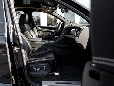 Used 2022 Bentley Bentayga image 48
