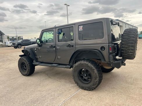 Used 2016 Jeep Wrangler Unlimited Sahara w/ Connectivity Group image 8