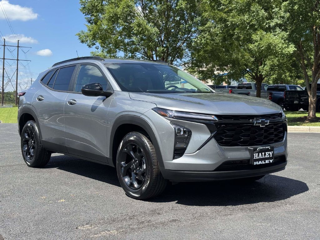 New 2026 Chevrolet Trax LT w/ Driver Confidence Package FWD image 2