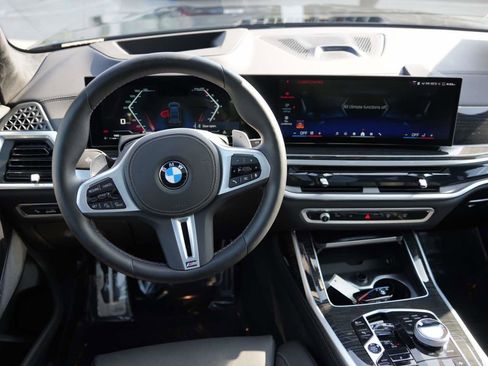 Used 2025 BMW X7 M60i image 7
